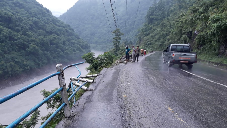 नारायणगढबाट काठमाडौँ आउदै गरेको स्कारपियो त्रिशुलीमा खस्यो