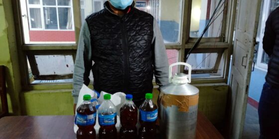 कारमा   सवार ३० वर्षीय छिरिङ रक्तचन्दनको तेल सहित काठमाडौंको महाँकालबाट  पक्राउ