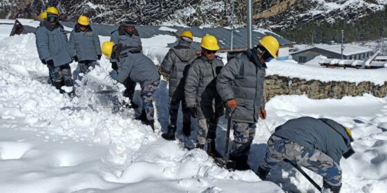 हिमपातले मनाङमा सडक तीन दिनदेखि अवरुद्ध, हिउँ पन्छाउन सुरक्षाकर्मी परिचालन