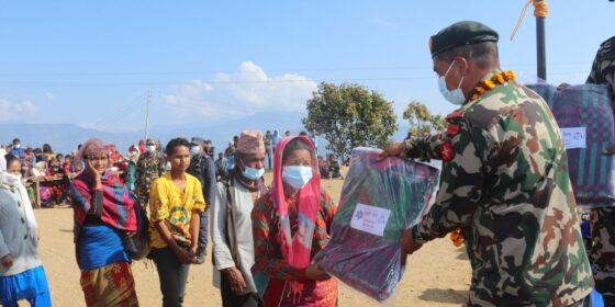 नेपाली सेनाले ८५ घर परिवारलाई चिसोबाट जोगाउन कम्बल वितरण  गर्यो