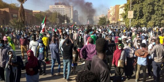 सुडानी राष्ट्रपतिको कार्यालय भवन नजिकै प्रदर्शन, भीड नियन्त्रणका लागि प्रहरीद्वारा अश्रुग्यास प्रहार