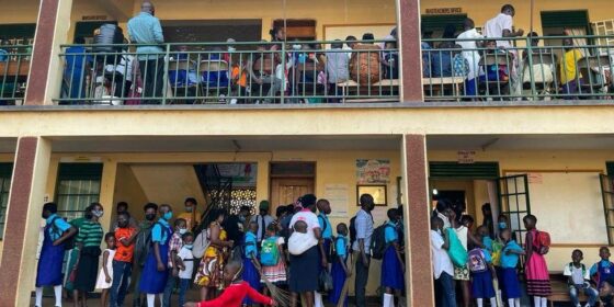 युगाण्डामा दुई वर्षपछि विद्यालय खुल्ला, दशौँ लाख विद्यार्थीहरू खुशी भएर विद्यालय फर्किए